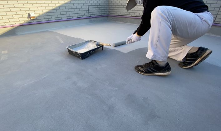 防水工事と塗装工事で使われる材料・工法の違いのイメージ画像